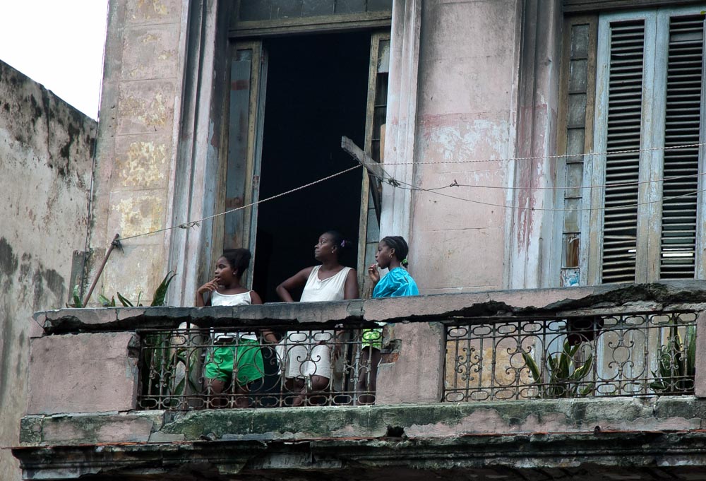 3 filles au balcon  - ©Cjy